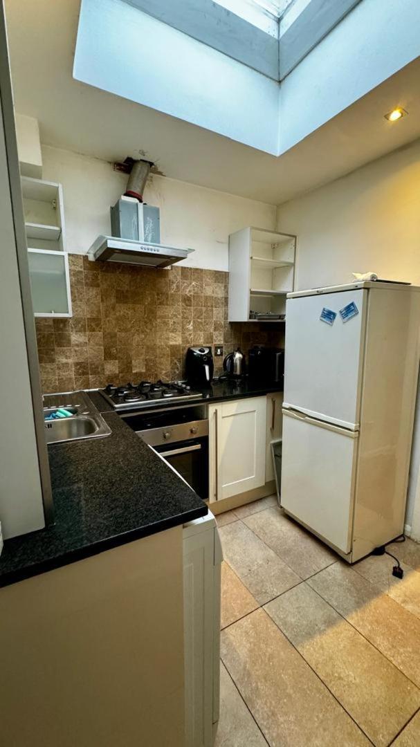 Eastbury Road Home Уотфорд Экстерьер фото